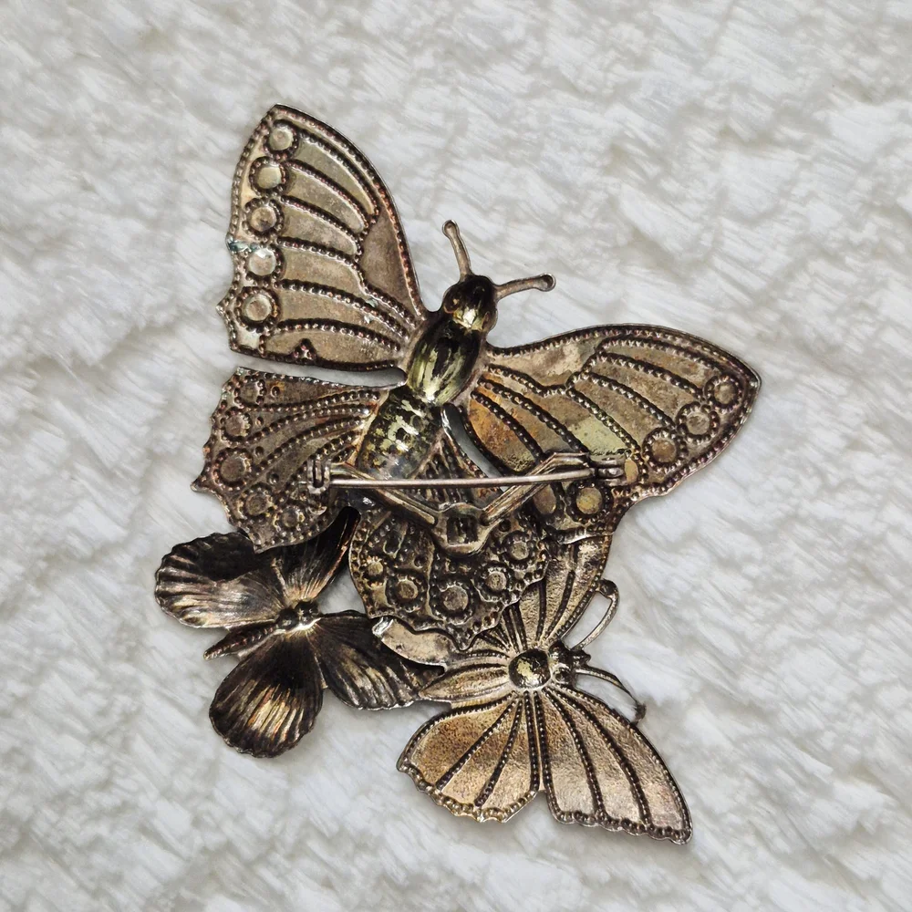 Unsigned vintage pin